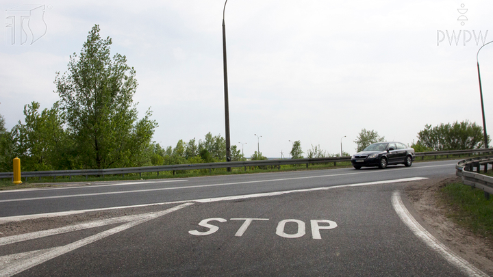 Czy widoczny na jezdni napis "STOP" potwierdza oznakowanie wlotu na skrzyżowanie znakiem pionowym "stop"?