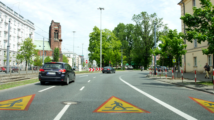 Czy widoczny trójkątny znak poziomy uprzedza Cię o miejscu na drodze, w którym występuje lub może występować niebezpieczeństwo?