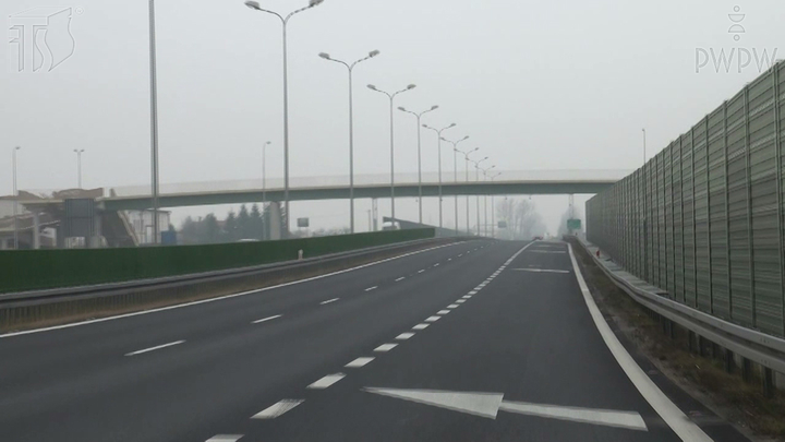 Czy widoczne na prawym pasie ruchu znaki poziome wyznaczają początek wyjazdu z autostrady?