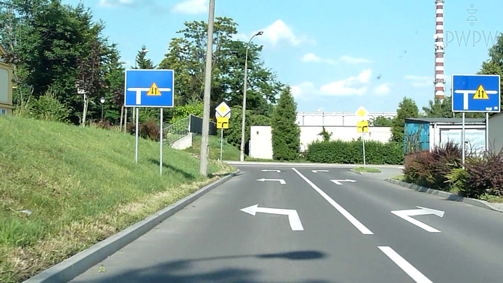 Czy w tej sytuacji masz prawo zmienić pas ruchu bezpośrednio przed skrzyżowaniem?