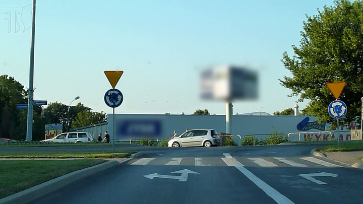 Czy na tym skrzyżowaniu możesz jechać prosto z lewego pasa ruchu?