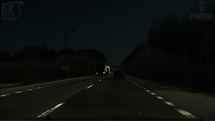 Czy w czasie postoju pojazdu w nocy na nieoświetlonej jezdni masz obowiązek używać świateł pozycyjnych lub postojowych?