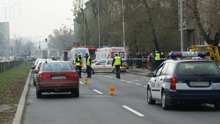 Czy uczestnicząc w wypadku drogowym, w którym są zabici, po zawiadomieniu służb ratunkowych masz obowiązek pozostać na miejscu wypadku?