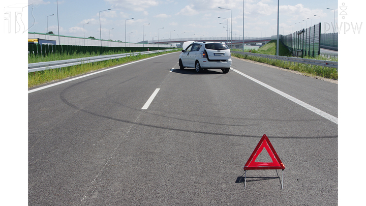 Czy postąpisz właściwie umieszczając ostrzegawczy trójkąt odblaskowy w odległości 30-50 m za pojazdem, który uległ awarii na drodze ekspresowej?