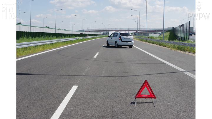 Czy w przypadku unieruchomienia na autostradzie kierowanego przez siebie pojazdu, masz obowiązek to sygnalizować, umieszczając 100 m za nim ostrzegawczy trójkąt odblaskowy?