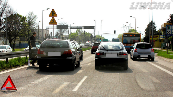 Czy w takim miejscu na jezdni w obszarze zabudowanym masz obowiązek sygnalizować postój pojazdu silnikowego w razie uczestniczenia w wypadku drogowym?