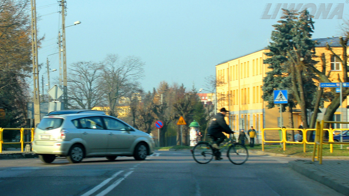 Czy w tej sytuacji masz obowiązek użyć sygnału dźwiękowego, aby skłonić rowerzystę do szybszej jazdy?