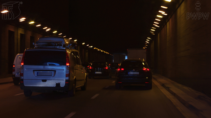 Jaki minimalny odstęp od pojazdu poprzedzającego powinieneś zachować, stojąc w tunelu, w zatorze drogowym tzw korku?