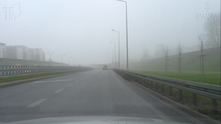 Jak utrzymasz właściwy tor jazdy, gdy poruszasz się drogą ekspresową w gęstej mgle?