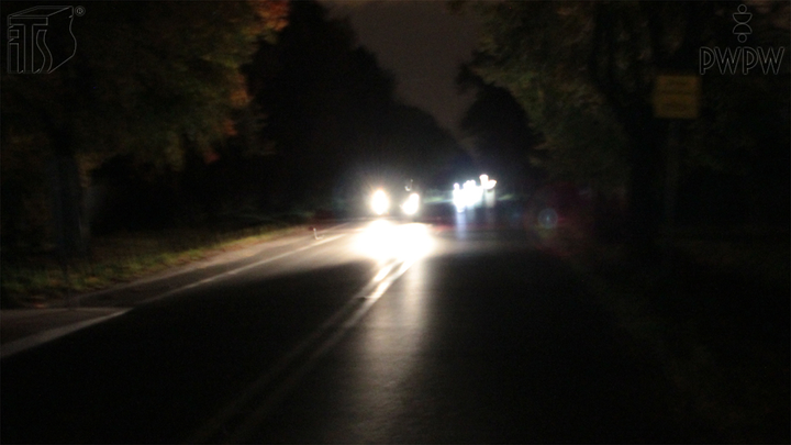 Czy podczas wymijania w nocy innego pojazdu oświetlającego drogę swoimi światłami możesz nie dostrzegać przeszkód na jezdni?