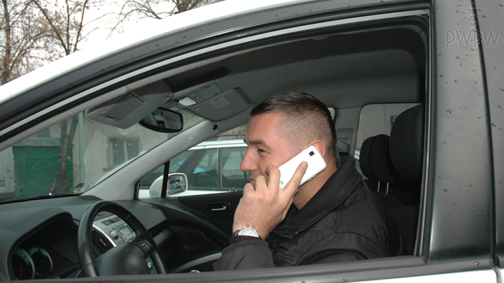 Czy naruszasz przepisy ruchu drogowego, jeżeli kierując pojazdem rozmawiasz przez telefon trzymając go w ręku?
