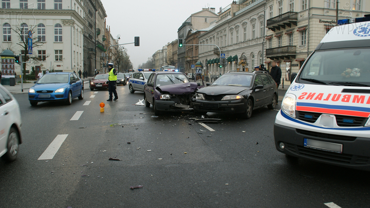 Która z wymienionych czynności należy do obowiązków kierowcy uczestniczącego w wypadku drogowym, w którym jest zabity lub ranny?