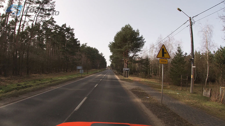 Czy ten znak ostrzega o skrzyżowaniu z drogą podporządkowaną, występującą po prawej stronie?