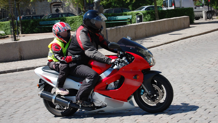Z jaką prędkością masz prawo przewozić motocyklem sześcioletnie dziecko?