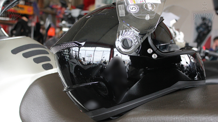 Czy jadąc motocyklem masz obowiązek używać kasku ochronnego?