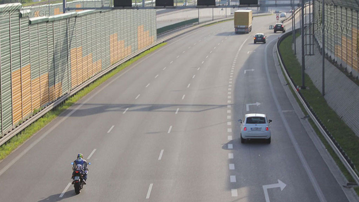 Czego powinieneś się spodziewać wyjeżdżasz motocyklem zza ekranu akustycznego, który kończy się z lewej strony drogi?