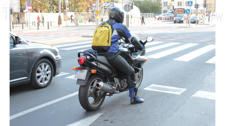 Co może ograniczać pole widzenia kiedy kierujesz motocyklem?