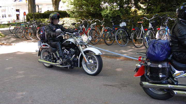 Czy masz prawo kierować holowanym motocyklem, jeśli nie posiadasz prawa jazdy uprawniającego do kierowania nim?