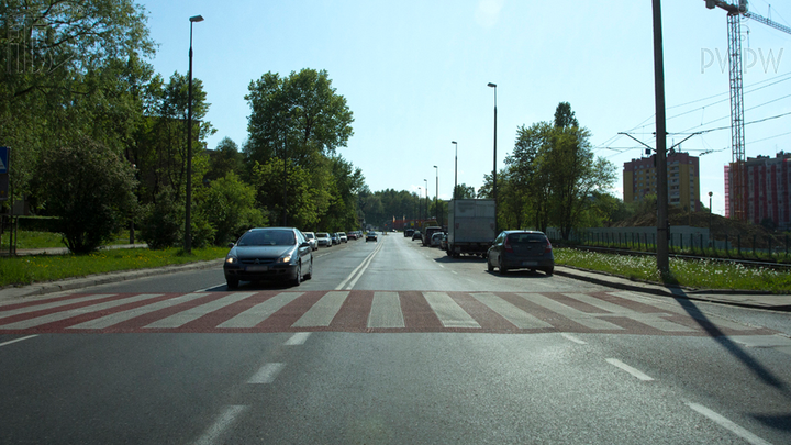 Czy w tej sytuacji masz prawo zatrzymać pojazd przy prawej krawędzi jezdni bezpośrednio za przejściem dla pieszych?