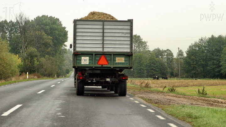 Od czego powinna być uzależniona odległość ciągnika rolniczego, od pojazdu poprzedzającego?