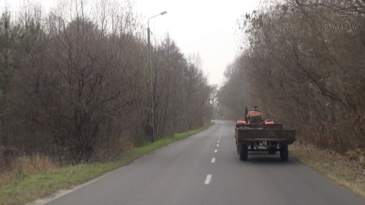 Jak powinien zachować się kierujący ciągnikiem rolniczym wyprzedzanym przez inny pojazd?