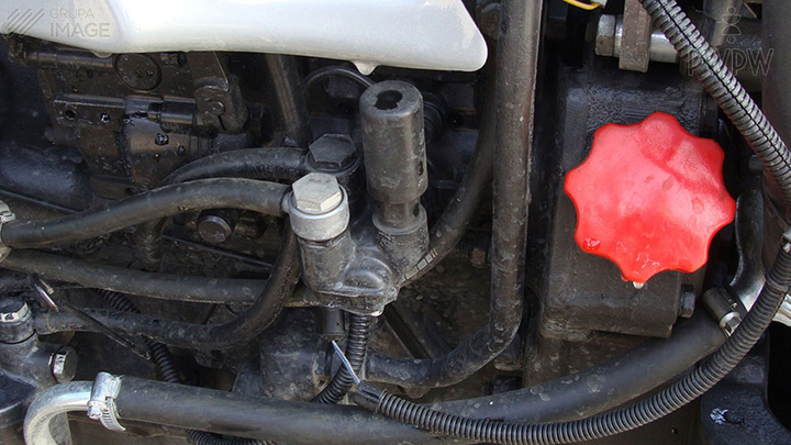 Czy poziom oleju w silniku ciągnika rolniczego powinieneś sprawdzać natychmiast po unieruchomieniu silnika?