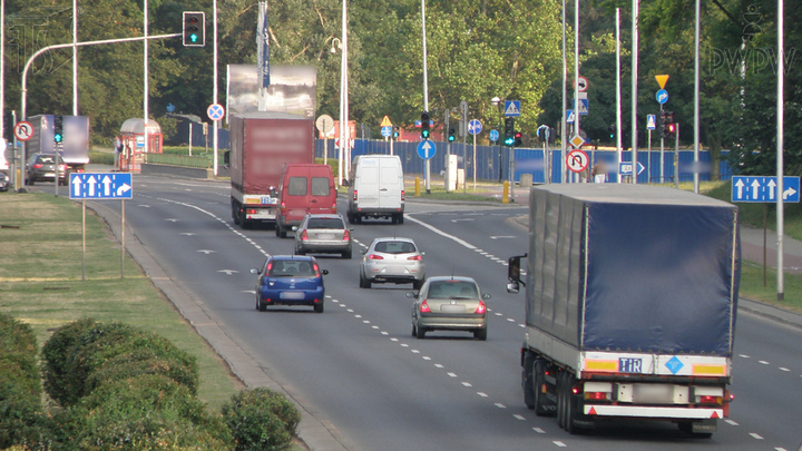 Od czego powinna być uzależniona odległość samochodu ciężarowego od poprzedzającego go pojazdu?
