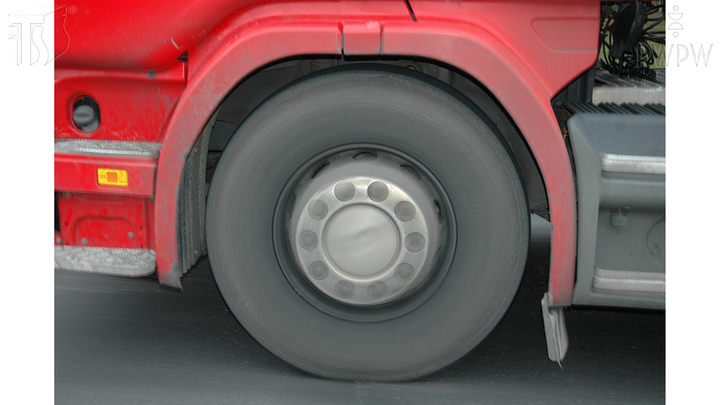 Który czynnik, w zasadniczy sposób, wpływa na siłę przyczepności opon samochodu ciężarowego do suchej jezdni?
