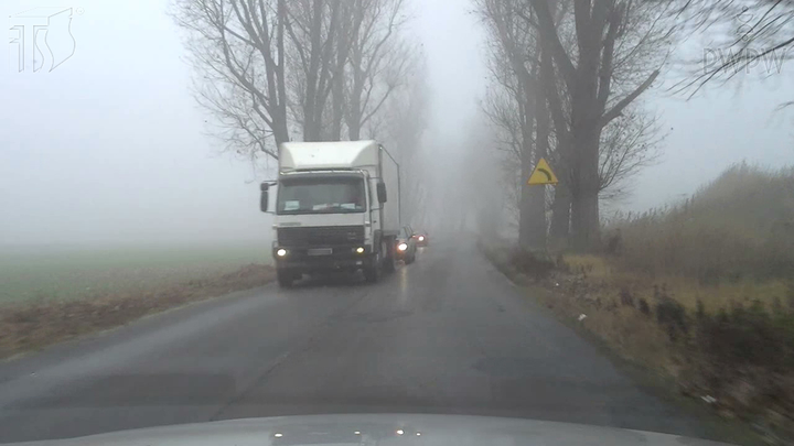 Które z działań może poprawić bezpieczeństwo podczas kierowania samochodem ciężarowym we mgle?