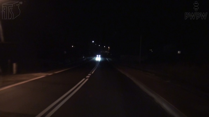 Co może zakłócić właściwy sposób obserwacji drogi w czasie kierowania samochodem ciężarowym w nocy?