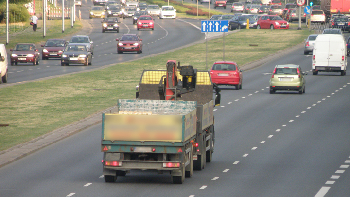 Czy położenie środka ciężkości ładunku przewożonego samochodem ciężarowym ma wpływ na stateczność pojazdu?
