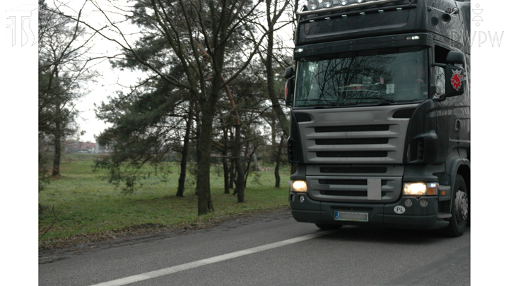 Czym mogą być spowodowane trudności w utrzymaniu prostego toru jazdy samochodu ciężarowego?