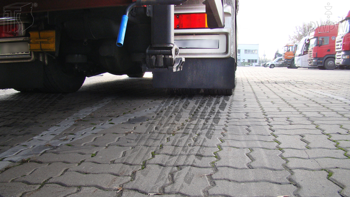 Czym może być spowodowana wydłużona droga hamowania samochodu ciężarowego?