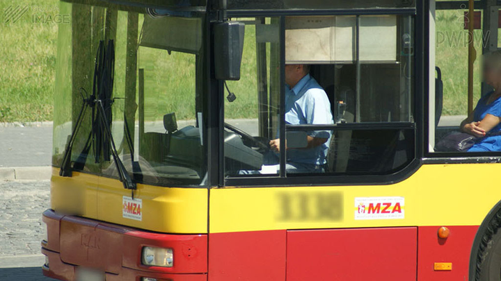 Który z przedmiotów stanowi obowiązkowe wyposażenie autobusu używanego w komunikacji miejskiej?
