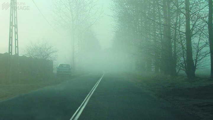 W którym z wymienionych przypadków masz obowiązek dawać krótkotrwałe sygnały dźwiękowe podczas jazdy autobusem we mgle?