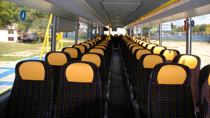 Czy osoba dorosła przewożona autobusem na siedzeniu wyposażonym w pasy bezpieczeństwa ma obowiązek z nich korzystać?