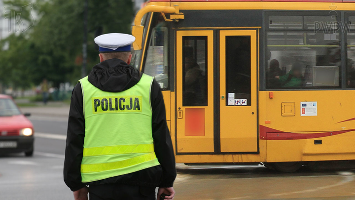 Czy kierując tramwajem, masz obowiązek zatrzymać się na sygnał dawany przez umundurowanego policjanta?