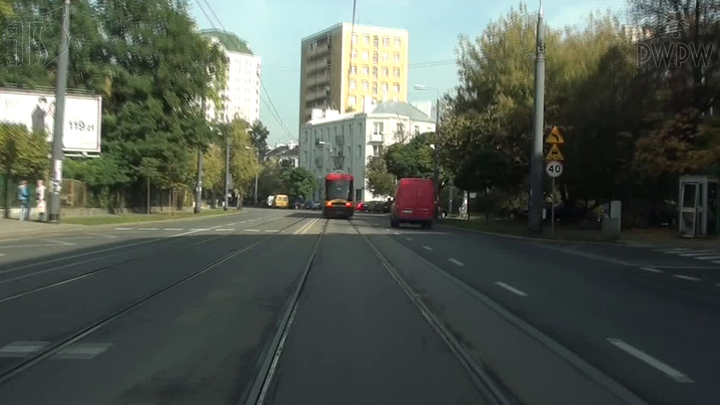 Jaki odstęp należy zachować od poprzedzającego tramwaju?