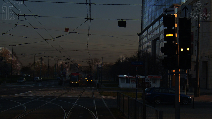 Jaki czynnik może zakłócić prawidłowy sposób obserwacji drogi w czasie prowadzenia tramwaju w nocy?