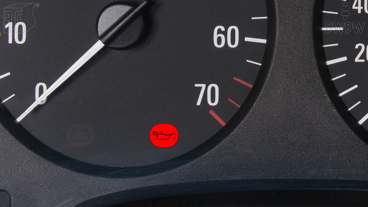 Który z wymienionych skutków może zostać wywołany przez kontynuowanie jazdy przy świecącej się na czerwono lampce kontrolnej ciśnienia oleju silnikowego?