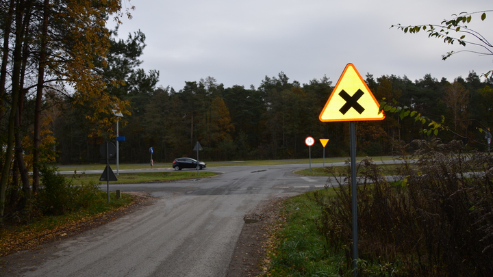 Czy na najbliższym skrzyżowaniu za znakiem, masz obowiązek ustąpić pierwszeństwa pojazdowi nadjeżdżającemu z prawej strony?