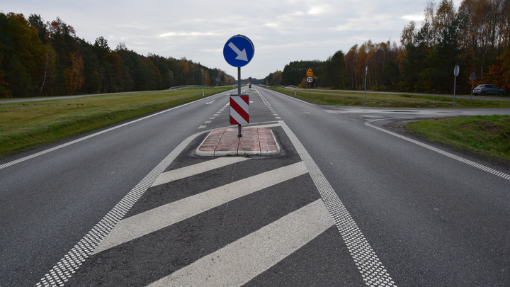 Czy w przedstawionej sytuacji jesteś zobowiązany do skręcenia w prawo najbliższym skrzyżowaniu?