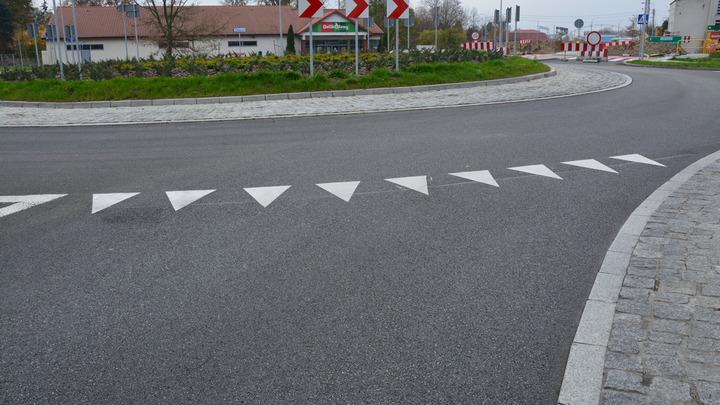 Linia złożona z trójkątów jest miejscem warunkowego zatrzymania pojazdu przed wjazdem na drogę podporządkowaną.