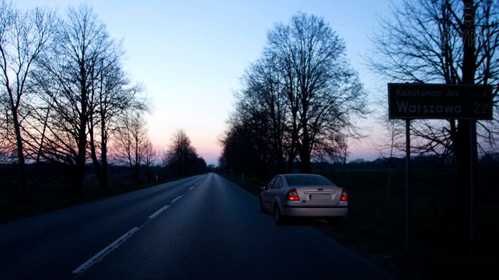 Czy w tej sytuacji, parkując na drodze, masz obowiązek włączyć światła pozycyjne lub postojowe?