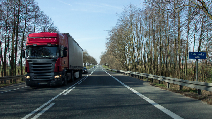 Czy w tej sytuacji masz prawo zachować dowolny odstęp od wymijanego samochodu ciężarowego?