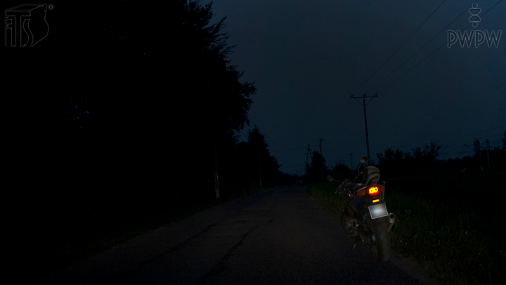  Czy w tej sytuacji, parkując motocykl na jezdni, masz obowiązek włączyć światła pozycyjne lub postojowe?