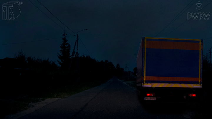 Czy w tej sytuacji, parkując samochodem ciężarowym na drodze, masz obowiązek włączyć światła pozycyjne lub postojowe?