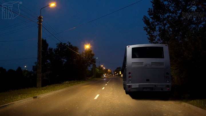 Czy w tej sytuacji, parkując autobusem na drodze, masz obowiązek włączyć światła pozycyjne lub postojowe?