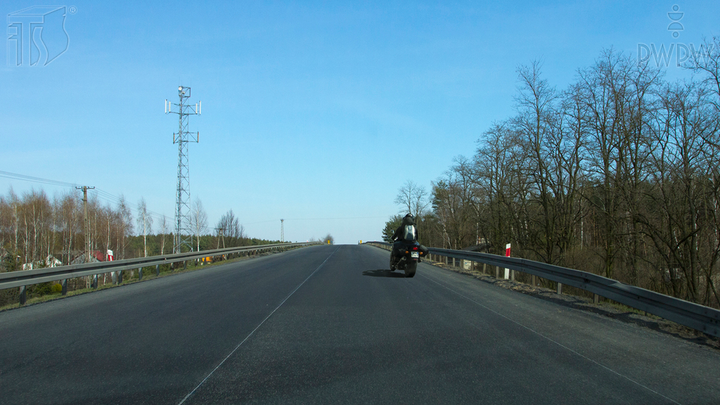 Czy w tej sytuacji, dojeżdżając drogą dwukierunkową do wierzchołka wzniesienia, masz prawo wyprzedzić motocykl?
