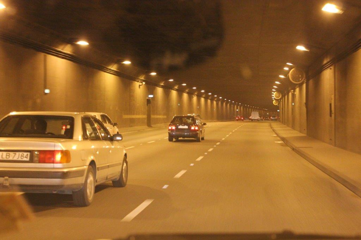Czy zabrania się cofania pojazdem w tunelu, na moście i wiadukcie?